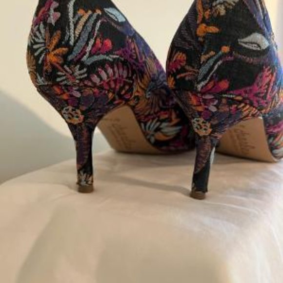 Black tapestry pumps 6.5M like new - Picture 4 of 5